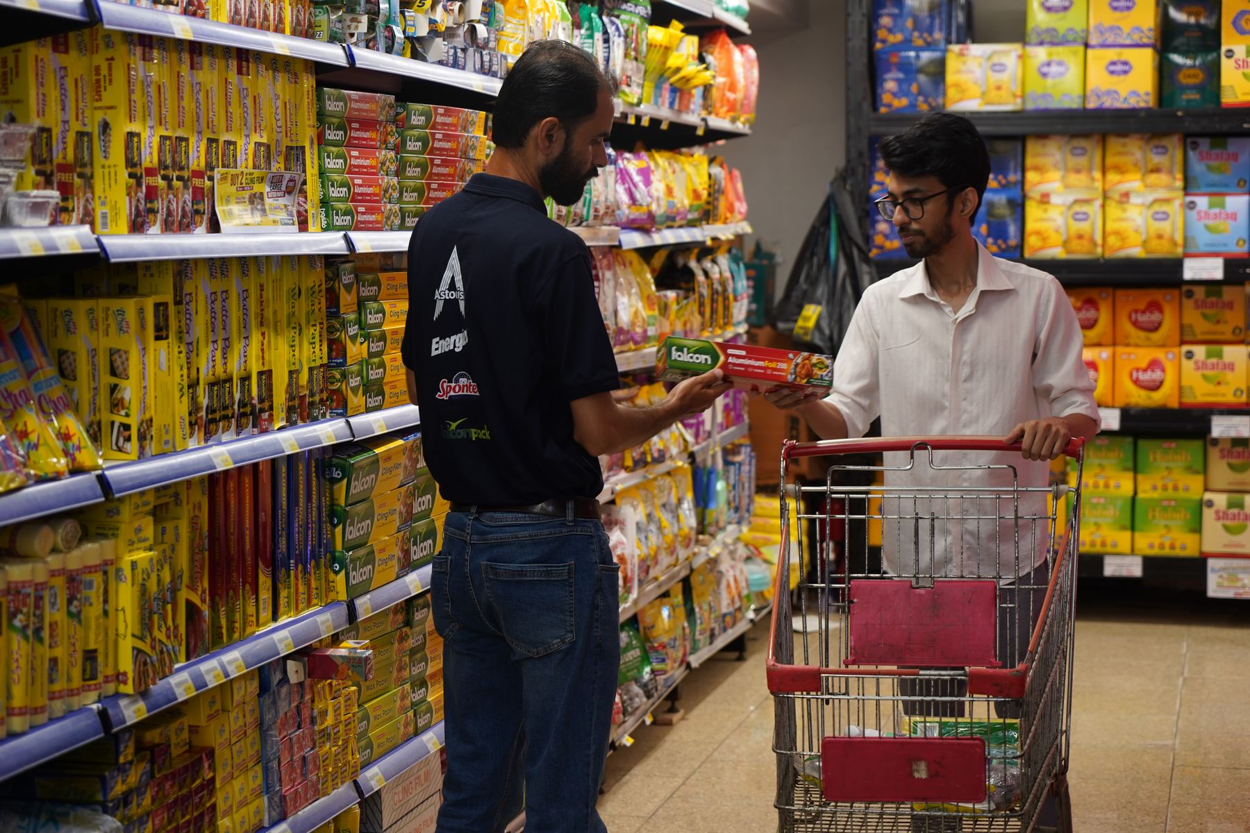 Tarseel representative with a shopper in a local supermarket